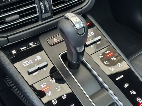 Certified 2022 Porsche Macan AWD/4WD image 22