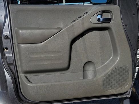 Used 2021 Nissan Frontier SV w/ Midnight Edition Floor Mats image 11