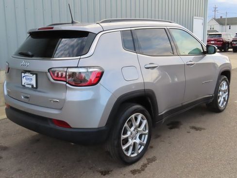 Used 2022 Jeep Compass Latitude image 3