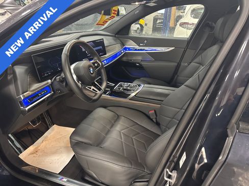 Used 2024 BMW 760i xDrive w/ Premium Package 2 image 4