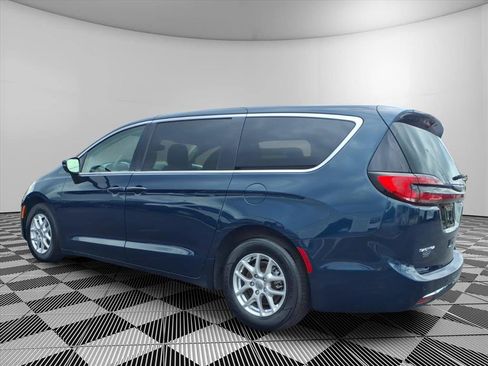 Used 2023 Chrysler Pacifica Touring-L FWD image 25