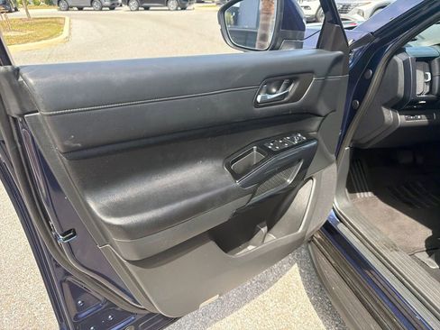 Used 2022 Nissan Pathfinder SV w/ SV Black Package FWD image 13