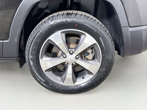 Used 2019 Jeep Cherokee Limited AWD/4WD image 28
