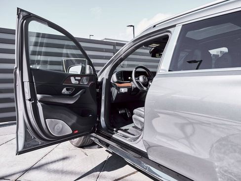Used 2025 Mercedes-Benz Maybach GLS 600 4MATIC image 32