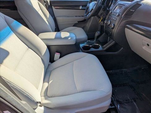 Used 2013 Kia Sorento LX w/ Convenience Pkg image 19