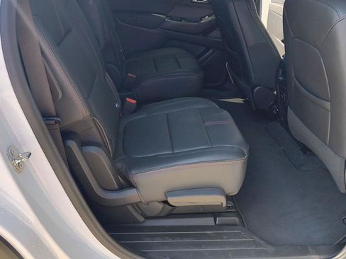 Used 2023 Chevrolet Traverse RS FWD image 36