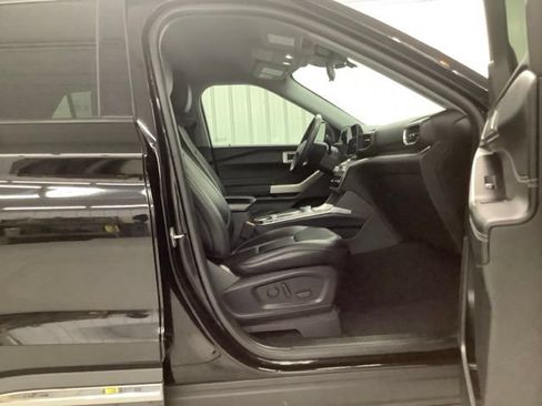 Used 2023 Ford Explorer XLT AWD/4WD image 12