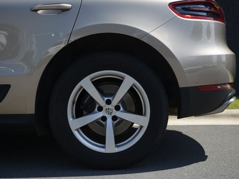 Certified 2018 Porsche Macan AWD/4WD image 36