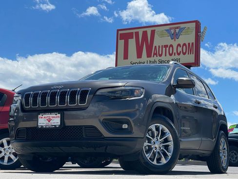 Used 2019 Jeep Cherokee Latitude Plus w/ Comfort/Convenience Group AWD/4WD image 1