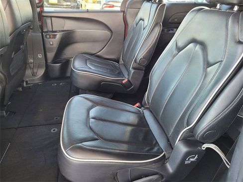Certified 2025 Chrysler Pacifica Limited image 16