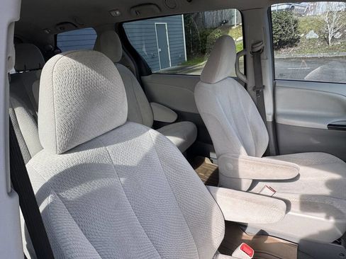 Used 2012 Toyota Sienna LE image 19