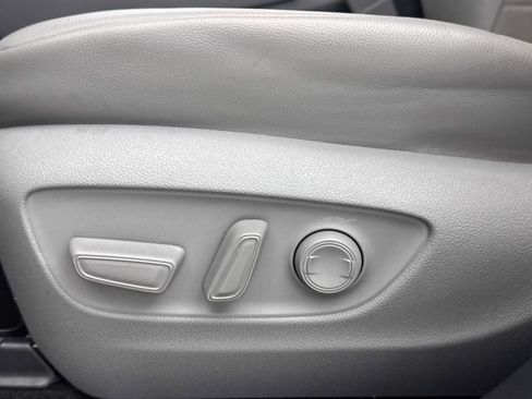 Used 2023 Toyota Highlander XLE FWD image 28