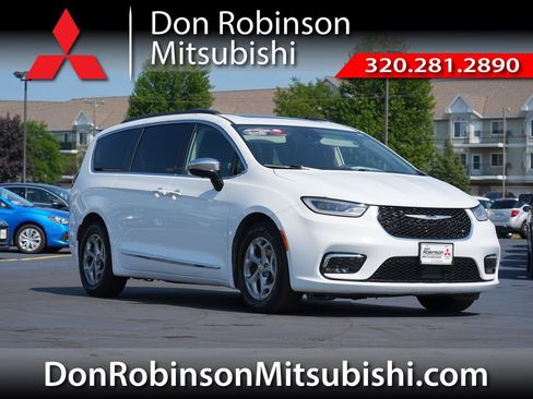 Used 2023 Chrysler Pacifica Limited FWD image 1