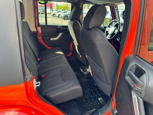 Used 2015 Jeep Wrangler Unlimited Sahara w/ Connectivity Group AWD/4WD image 11