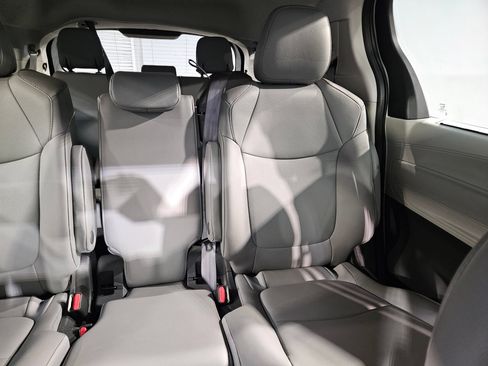 Used 2022 Toyota Sienna XLE FWD image 14