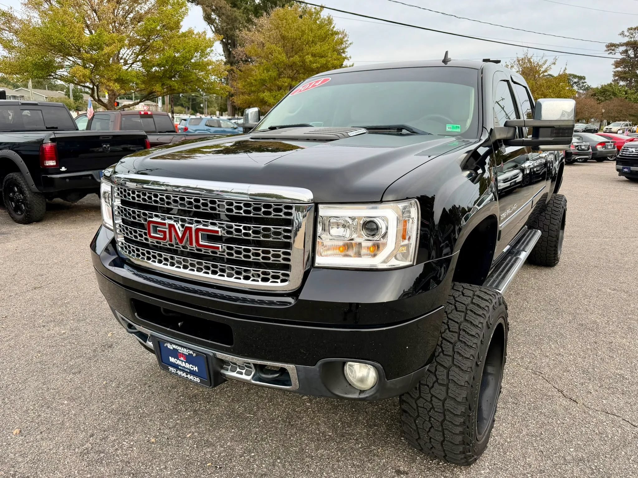 Used 2014 GMC Sierra 2500 Denali w/ Suspension Package, Off-Road AWD/4WD image 1