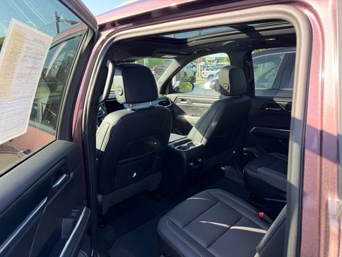 Certified 2024 GMC Acadia Elevation w/ Luxury Package AWD/4WD image 15