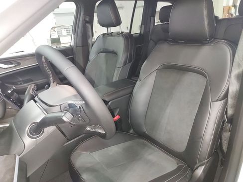 New 2026 Jeep Grand Cherokee Altitude image 17