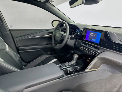 Used 2025 Toyota Camry SE w/ Convenience Package image 35