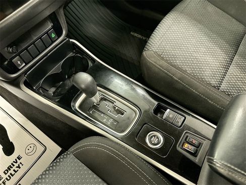 Used 2020 Mitsubishi Outlander ES image 17