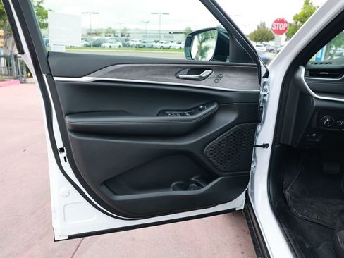 New 2025 Jeep Grand Cherokee Limited image 11