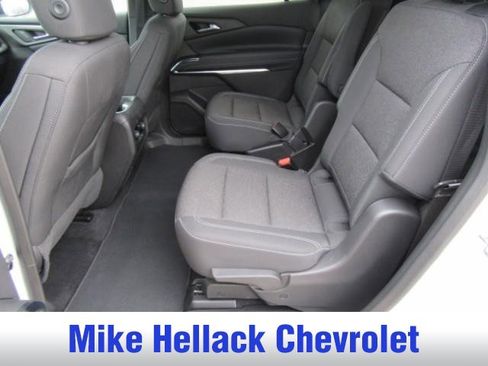 Used 2025 Chevrolet Traverse LT image 19