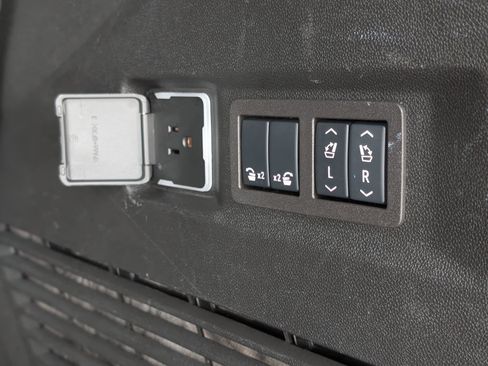 Used 2024 GMC Yukon Denali w/ Denali Reserve Package image 54