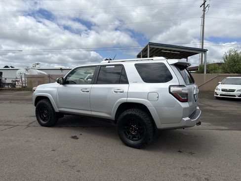Used 2016 Toyota 4Runner SR5 AWD/4WD image 3