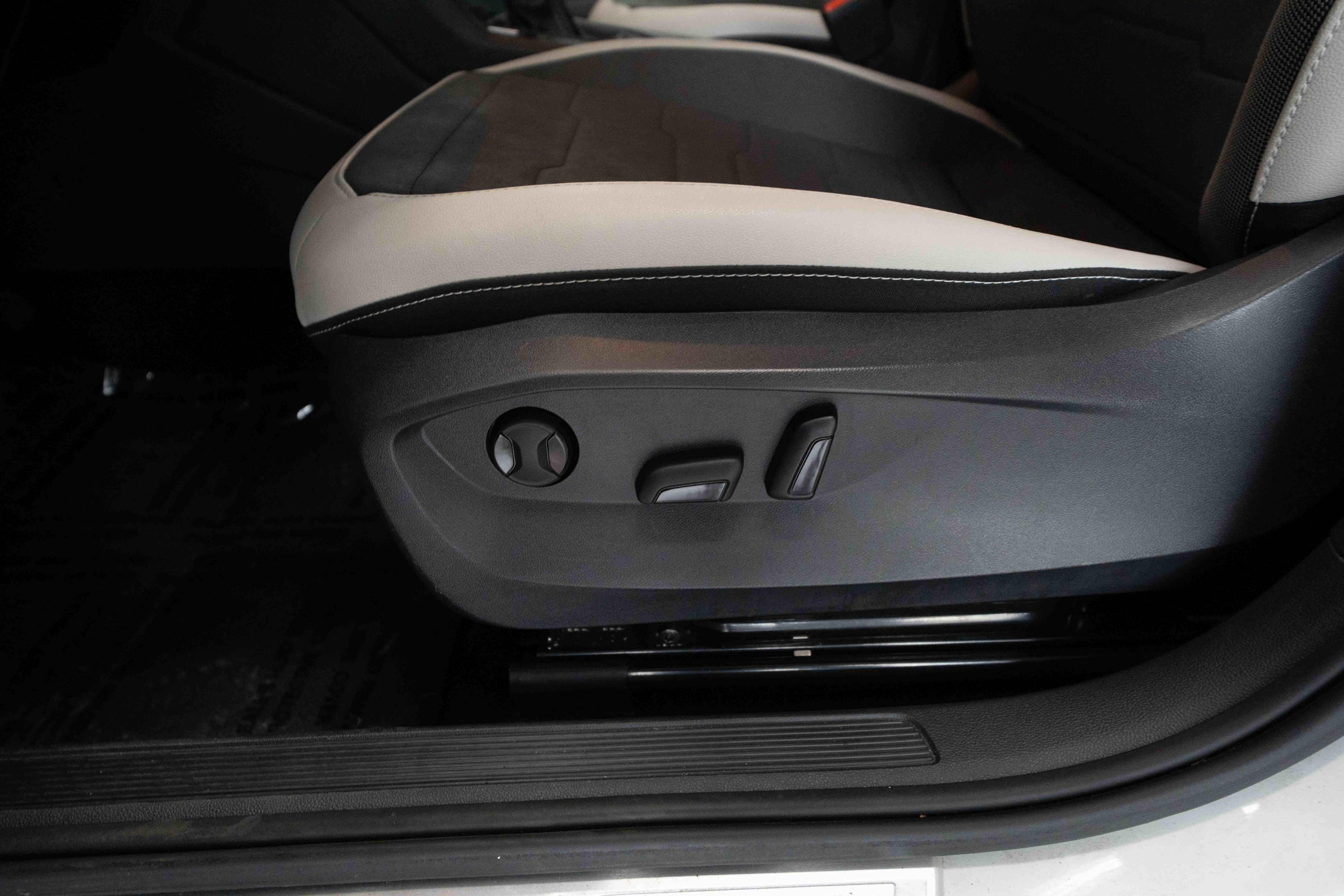 Used 2025 Volkswagen Taos SE FWD image 12