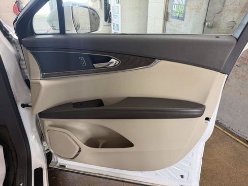 Used 2016 Lincoln MKX Reserve w/ Driver Assistance Package FWD image 29