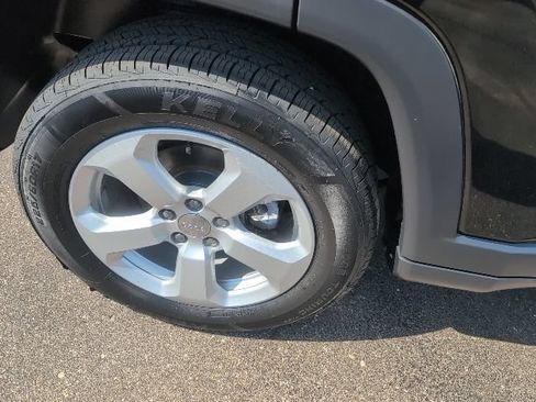 Used 2018 Jeep Compass Latitude w/ Cold Weather Group AWD/4WD image 14