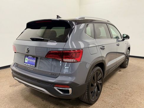 Used 2024 Volkswagen Taos SE w/ Panoramic Sunroof Package image 7