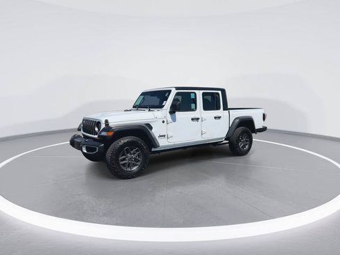 Certified 2025 Jeep Gladiator Sport AWD/4WD image 4