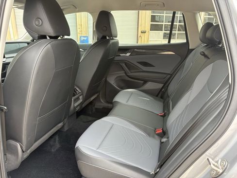Used 2025 Volkswagen Tiguan SE FWD image 23