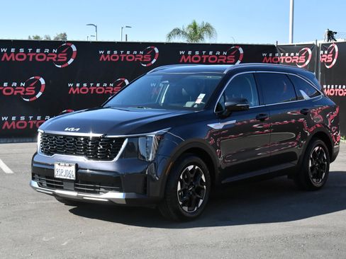 Used 2025 Kia Sorento S w/ Panoramic Sunroof Package image 3