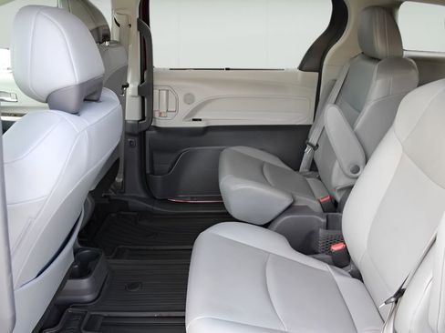 Used 2021 Toyota Sienna XLE w/ XLE Plus Package FWD image 20