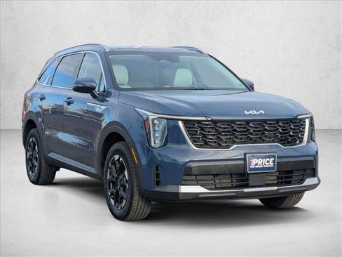 Used 2025 Kia Sorento S w/ Panoramic Sunroof Package image 3