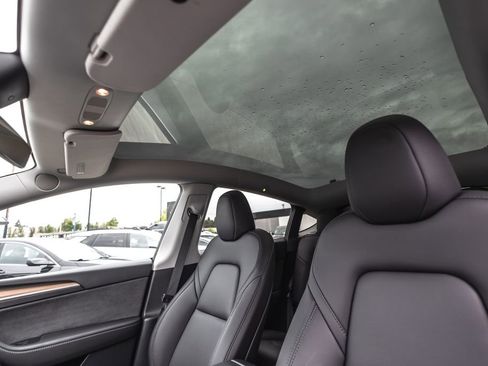 Used 2024 Tesla Model Y Long Range AWD/4WD image 23