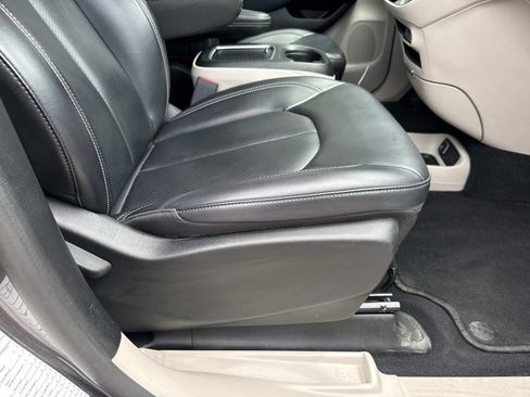 Used 2023 Chrysler Pacifica Touring-L FWD image 12