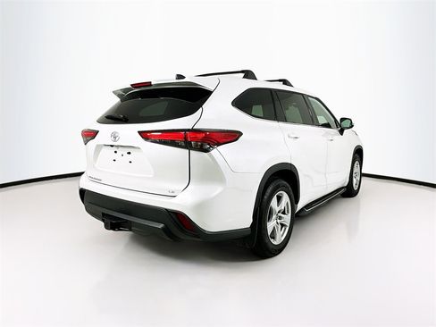 Used 2022 Toyota Highlander LE image 5