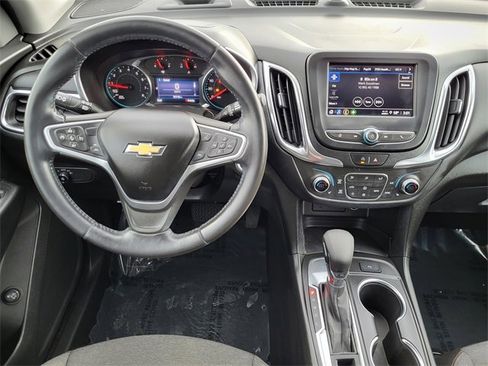 Used 2022 Chevrolet Equinox LT image 2