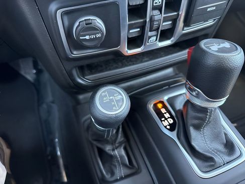 Used 2025 Jeep Wrangler Unlimited Sahara AWD/4WD image 26