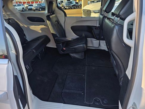 Used 2024 Chrysler Pacifica Touring-L image 24