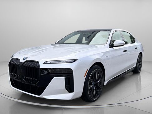 Used 2025 BMW 750e xDrive w/ Executive Package image 2