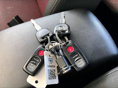 Used 2005 MAZDA MAZDA3 s FWD image 35