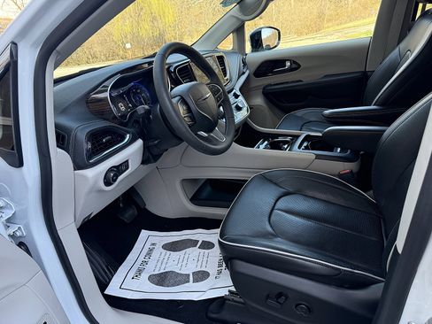 Used 2023 Chrysler Pacifica Limited w/ Uconnect Theater Family Group image 10