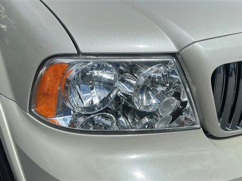Used 2005 Lincoln Navigator Luxury AWD/4WD image 19