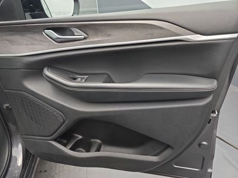 Used 2023 Jeep Grand Cherokee Limited image 51