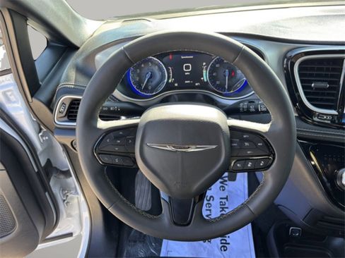 Used 2023 Chrysler Pacifica Touring-L w/ S Appearance Package image 10