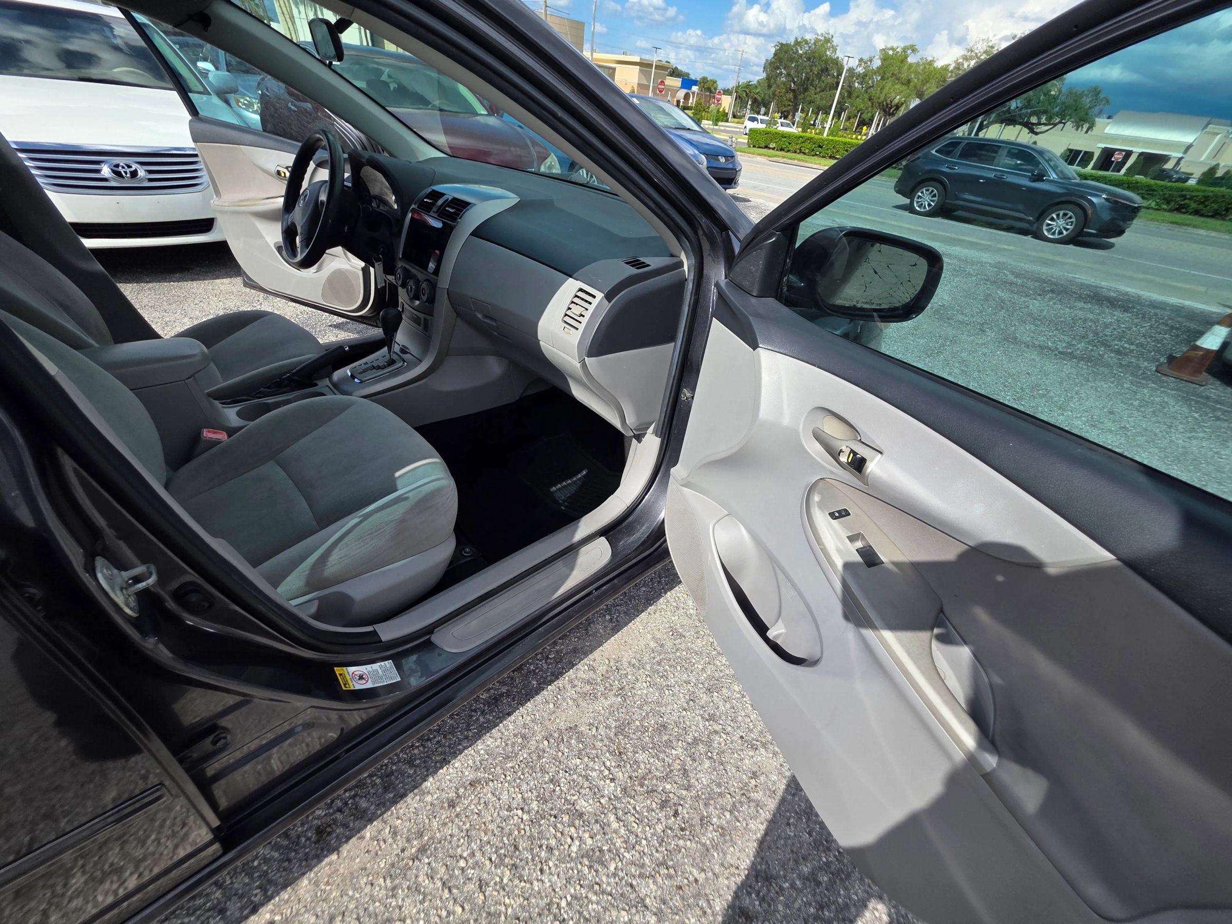 Used 2013 Toyota Corolla LE FWD image 19
